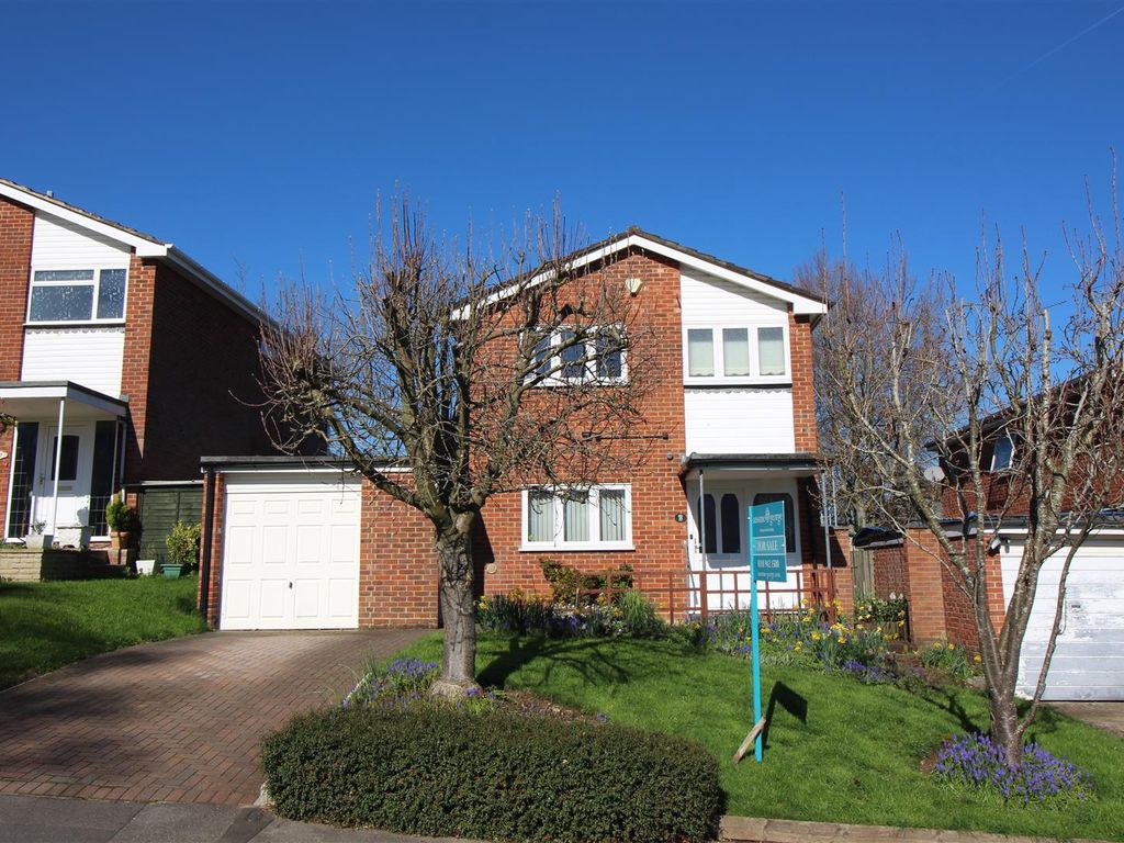 3 bed detached house for sale in Farm Close, Purley On Thames, Reading