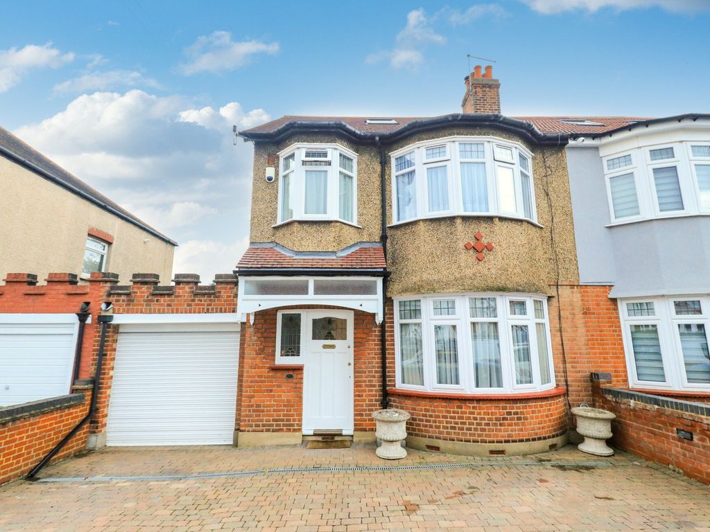 4 bed semidetached house for sale in Wentworth Gardens, London N13