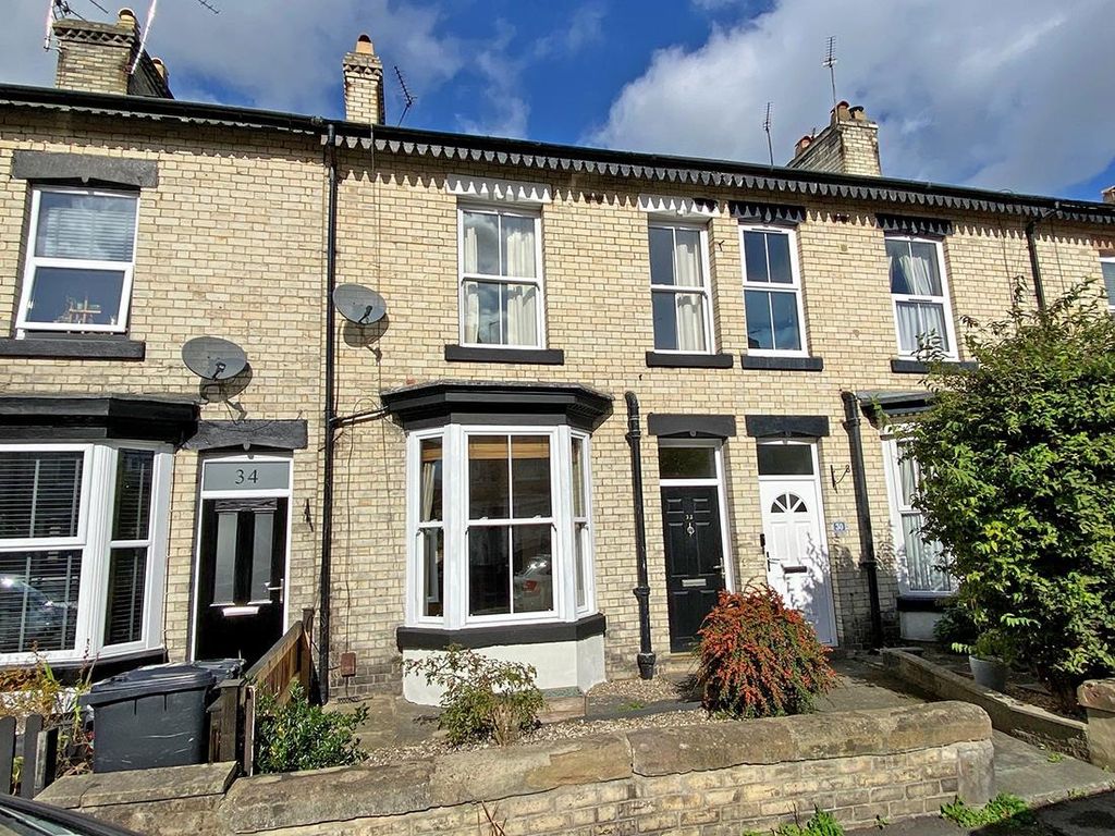 4 bed property for sale in Chatsworth Place, Harrogate HG1, £255,000