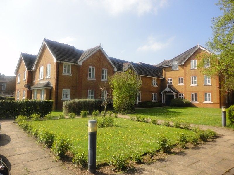 1 bed flat to rent in Jubilee Court, Bristow Road, Hounslow TW3, £1,350