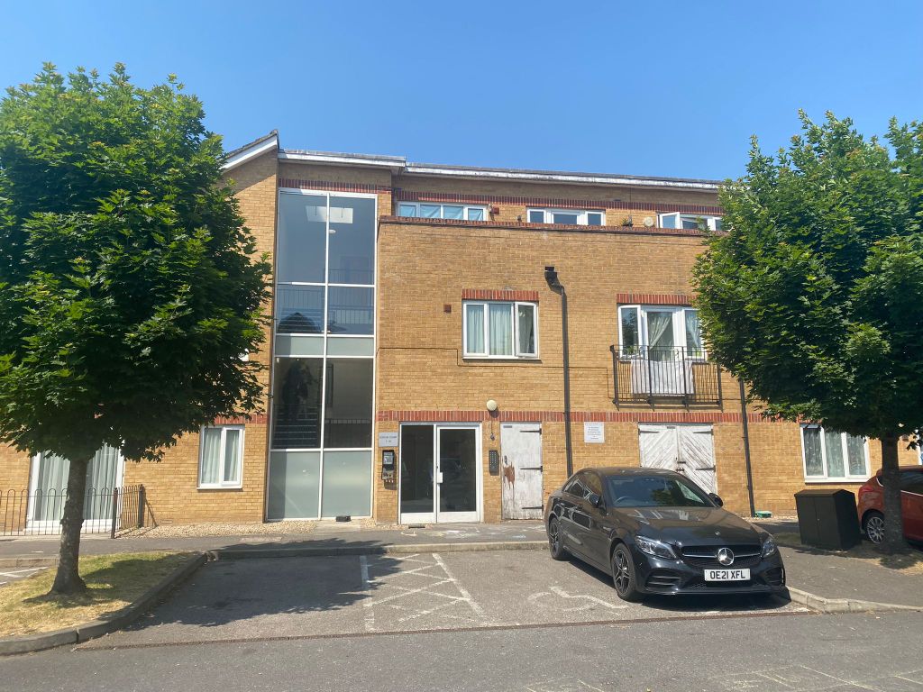 2 bed flat to rent in St. Giles Close, Hounslow TW5 Zoopla