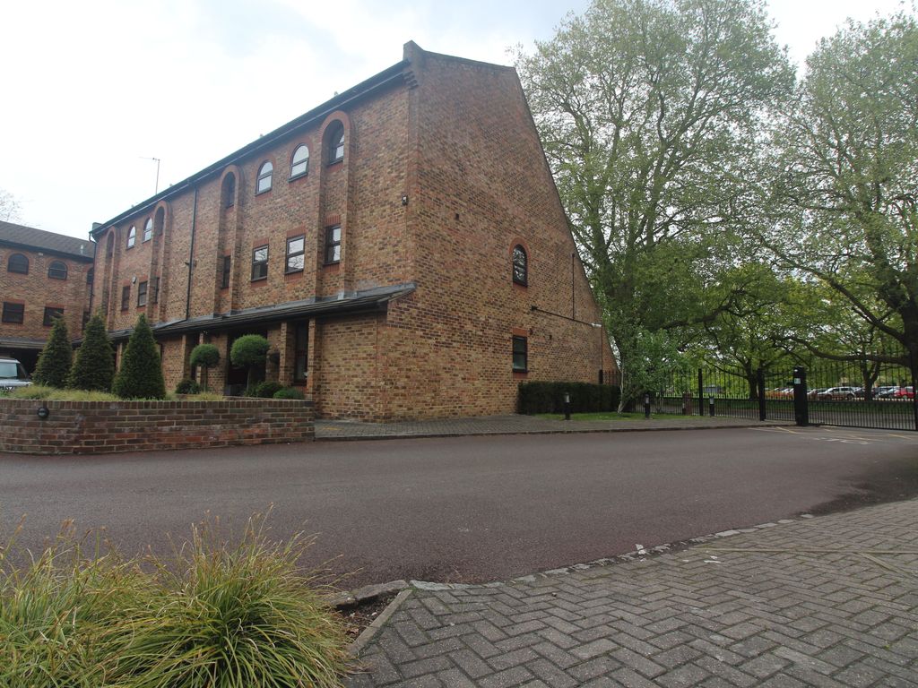 2 bed flat to rent in Kingfisher Place, Reading RG1 Zoopla