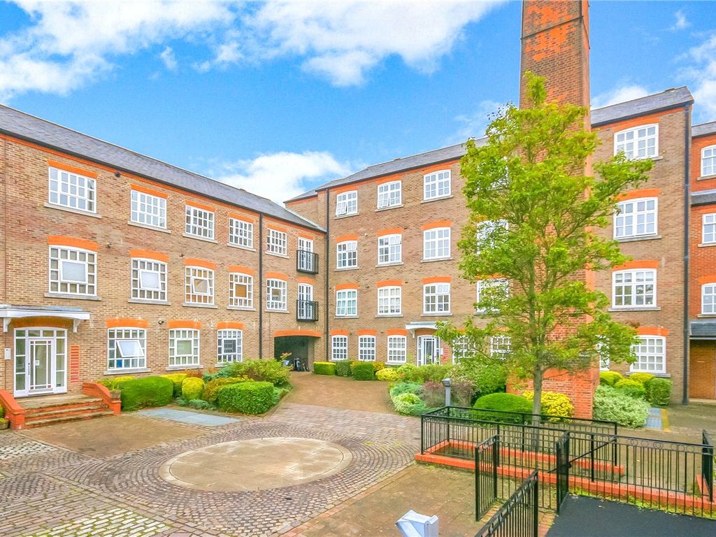 2 bed flat to rent in Milliners Court, Lattimore Road, St. Albans