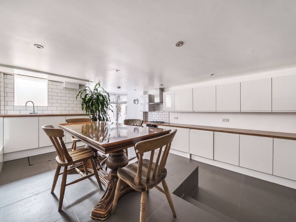 2 bed flat to rent in Biscay Road, Barons Court, London W6, £3,099 pcm