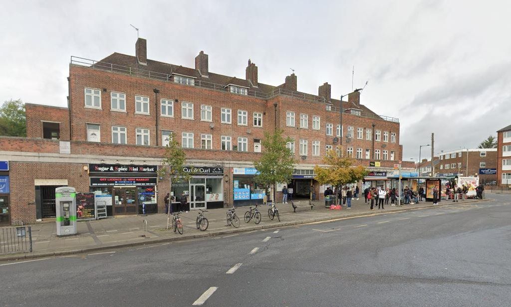 4 bed flat to rent in Queensbury Station Parade, Edgware HA8, £1,900