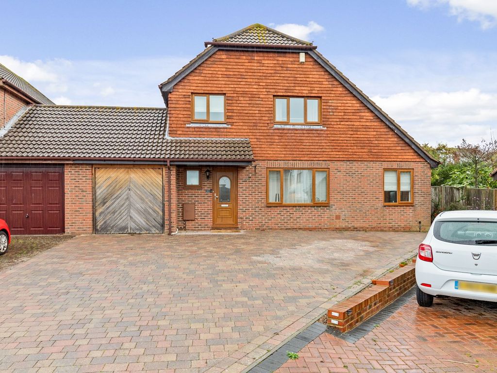 4 bed detached house for sale in Milestone Close, Folkestone CT19, £