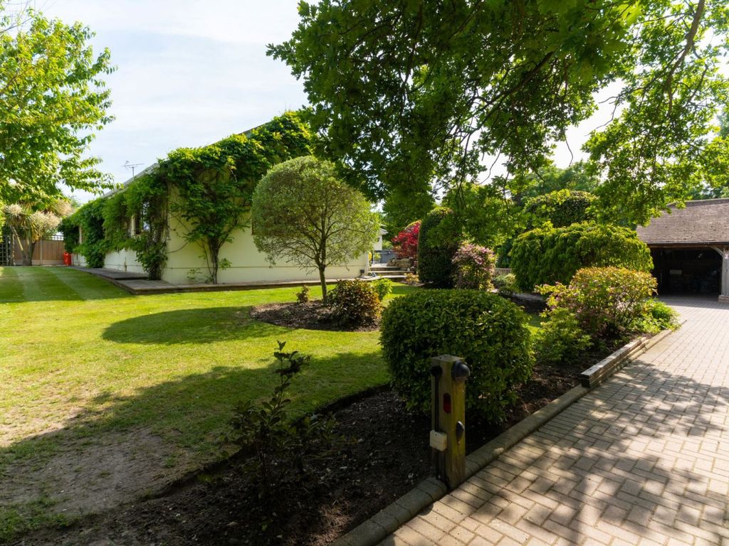 4 bed detached bungalow for sale in Stones Green, Harwich CO12, £