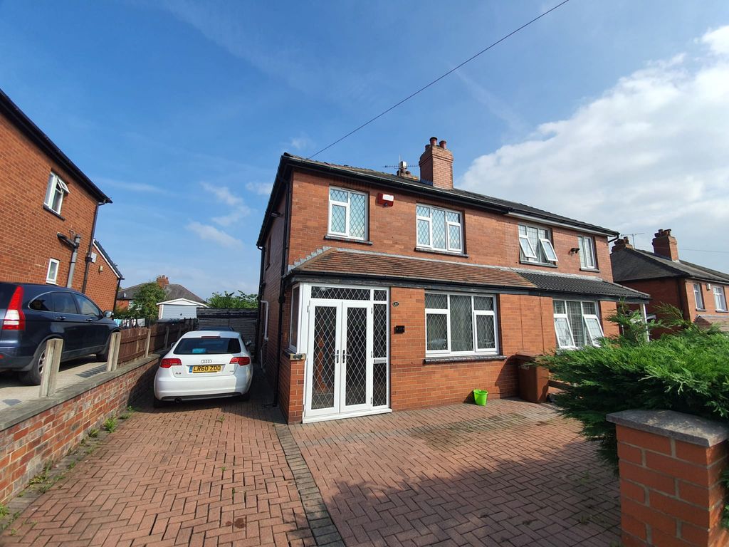 3 bed semidetached house for sale in Gipton Wood Place, Leeds LS8, £