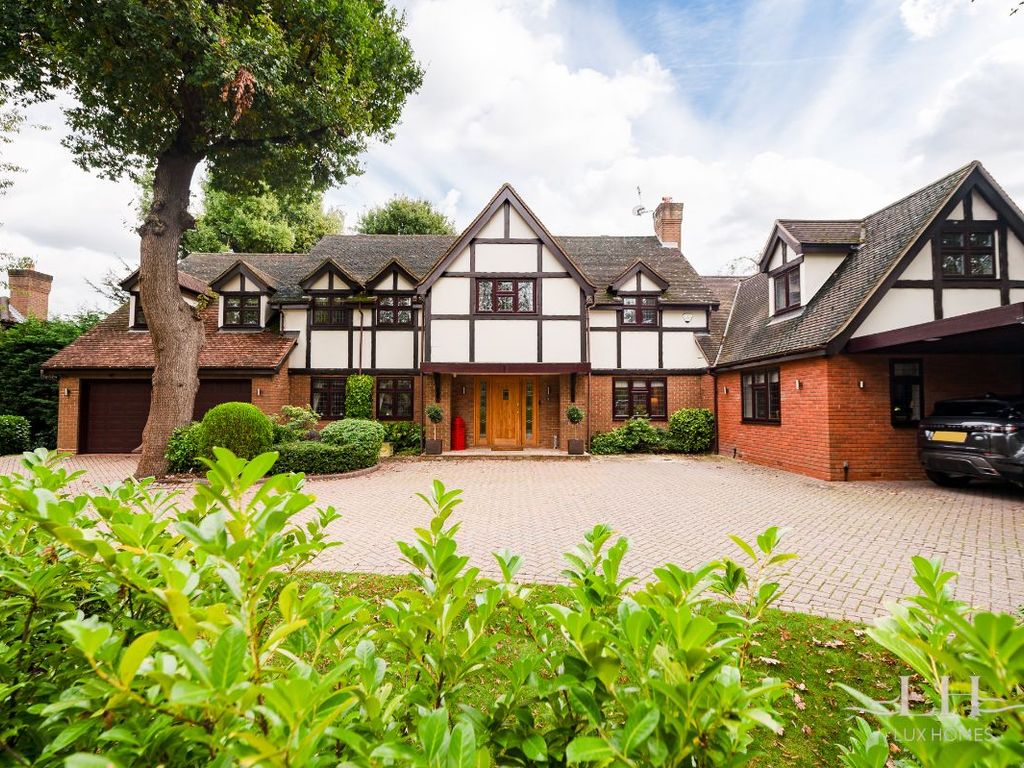 5 bed detached house for sale in Tall Trees Close, Hornchurch RM11, £