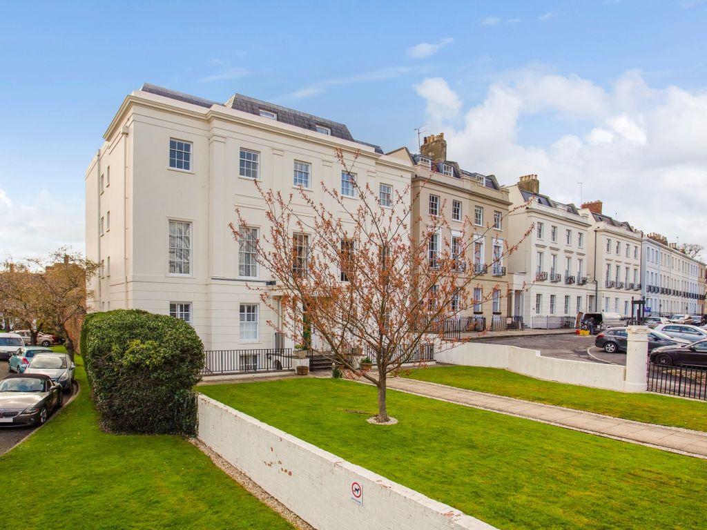 3 bed flat to rent in Bath Road, Cheltenham GL53, £1,050 pcm Zoopla
