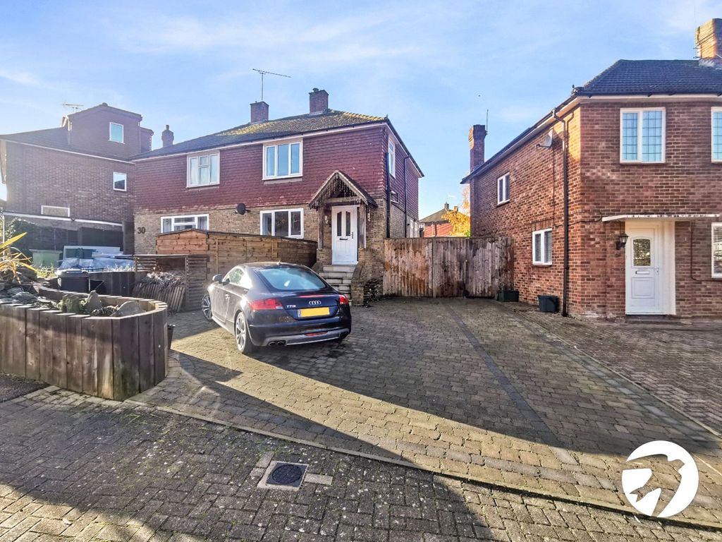 3 bed terraced house to rent in Maxwell Gardens, Orpington BR6, £2,000