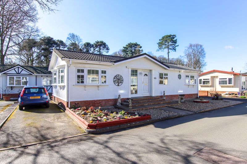 2 bed mobile/park home for sale in Beech Park, Chesham Road, Wigginton