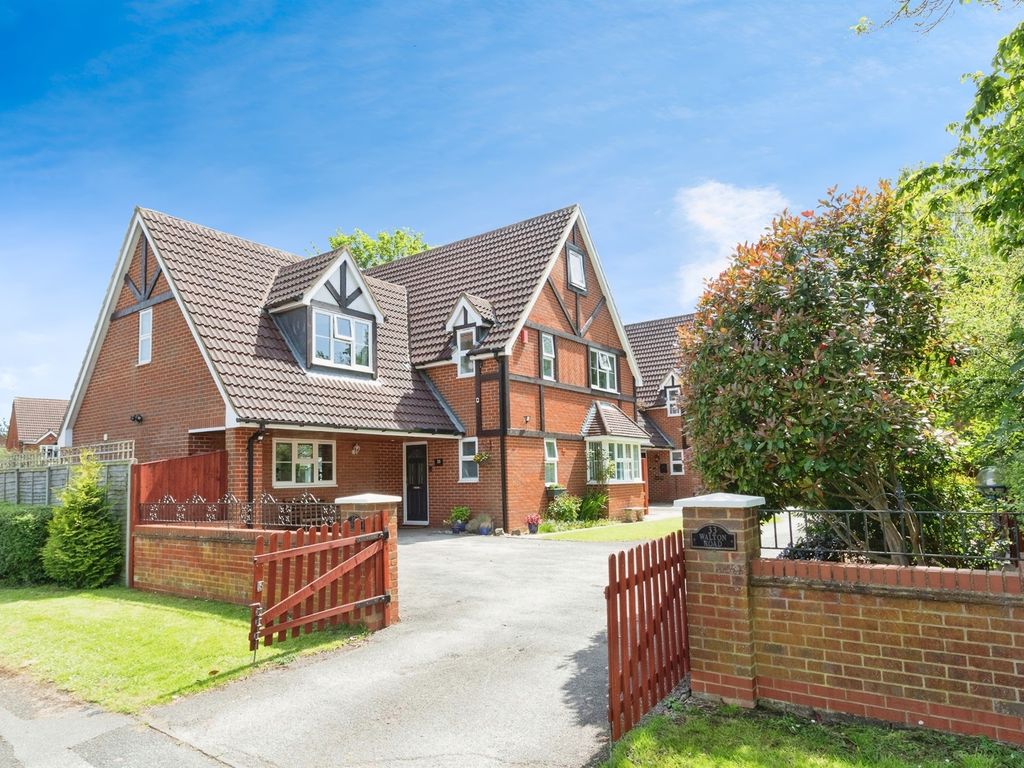 5 bed detached house for sale in Walton Road, Caldecotte, Milton Keynes