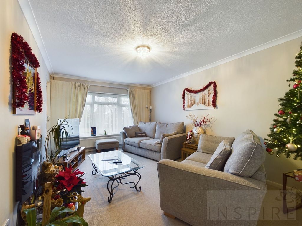 2 bed flat to rent in Gales Drive, Crawley RH10, £1,200 pcm Zoopla