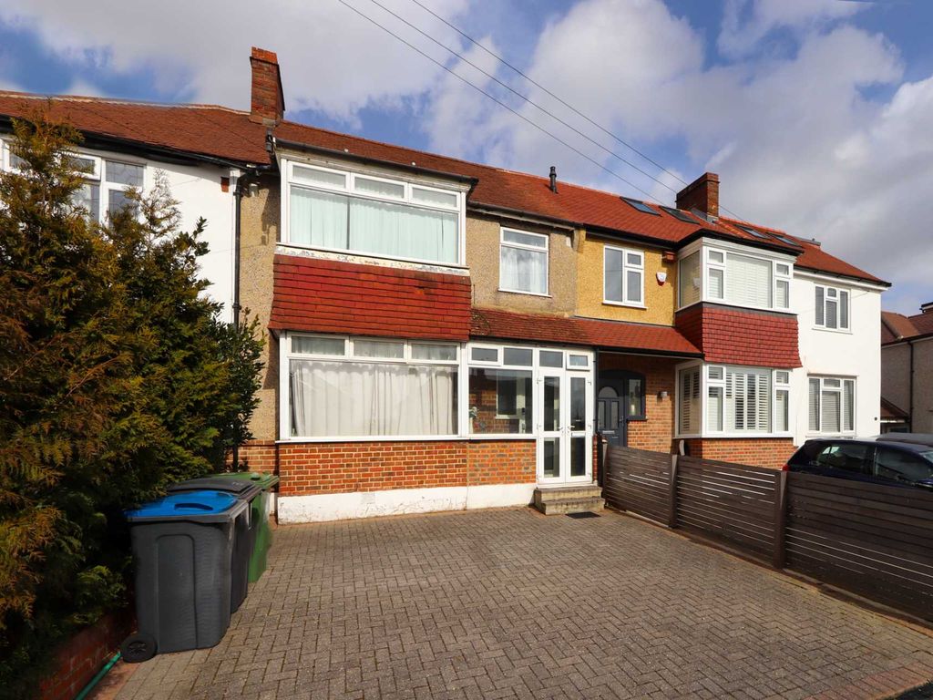 3 bed terraced house for sale in Amberwood Rise, New Malden KT3, £