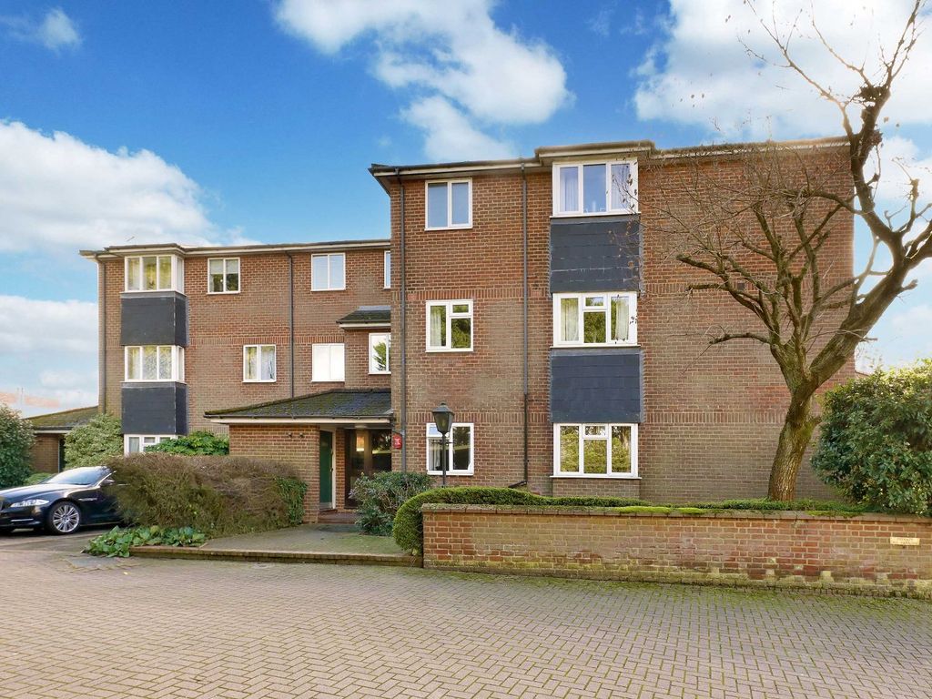 2 bed flat for sale in Holtspur Top Lane, Beaconsfield HP9, £325,000