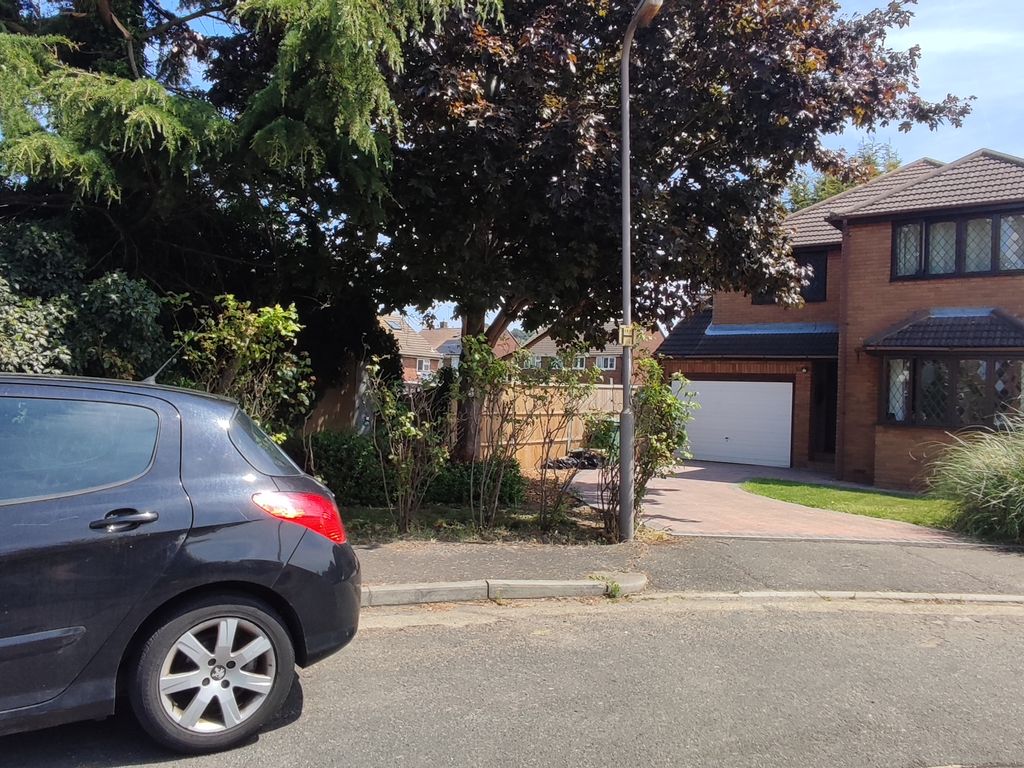 4 bed detached house for sale in St. Clements Crescent, Benfleet SS7