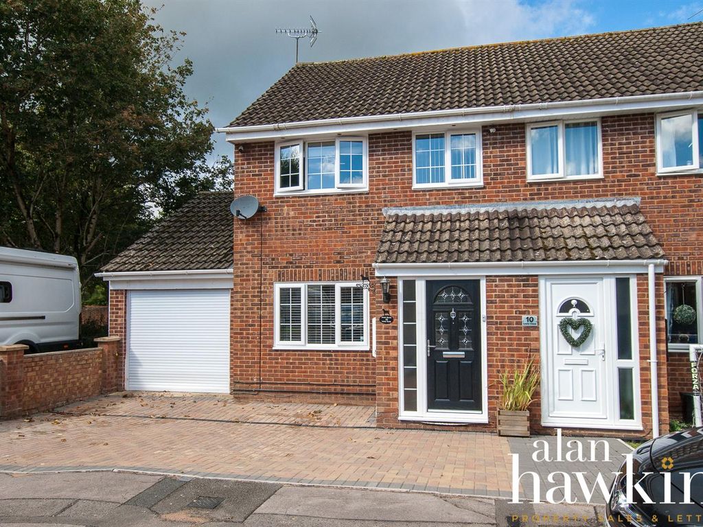 3 bed semidetached house for sale in Leslie Close, Freshbrook, Swindon