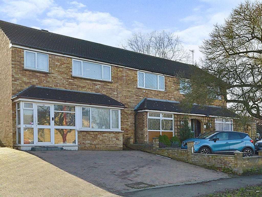 3 bed semidetached house for sale in Forfar Drive, Bletchley, Milton