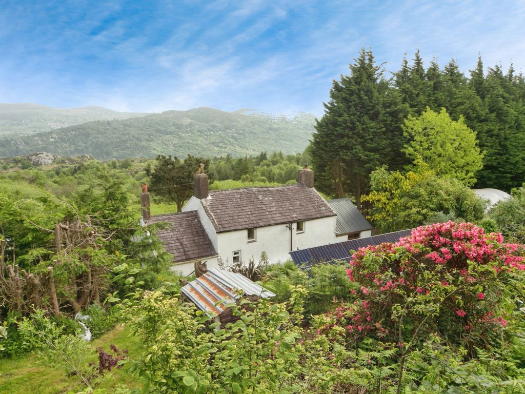 3 bed detached house for sale in Llanberis, Caernarfon, Gwynedd LL55, £