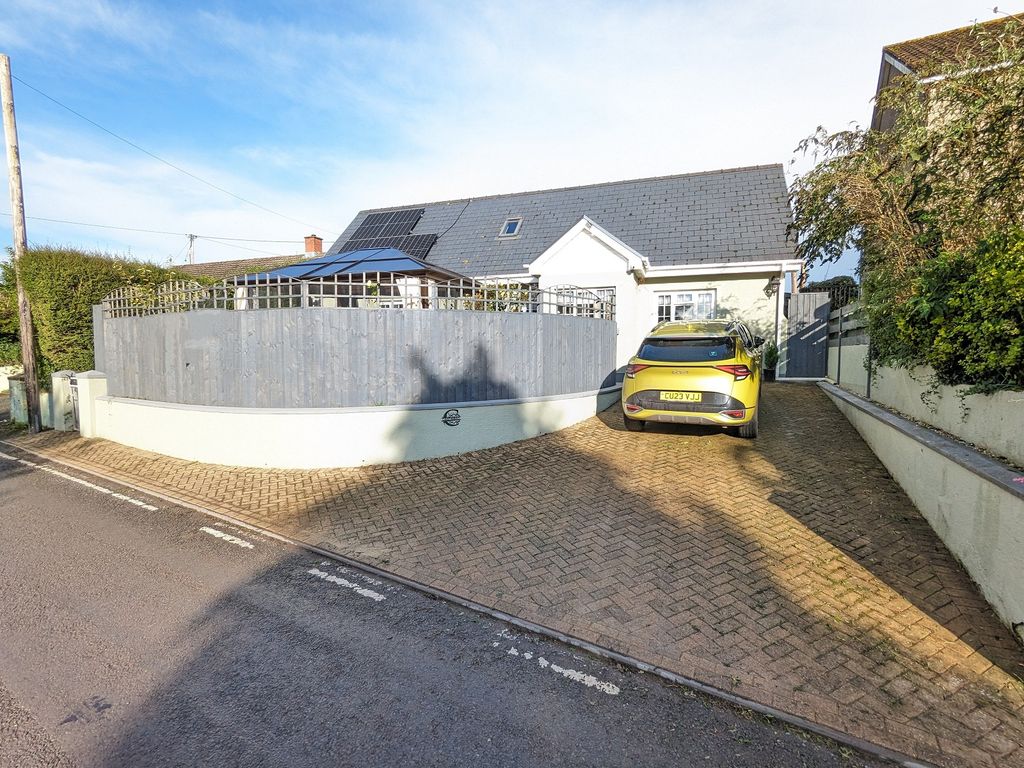 4 bed detached bungalow for sale in Pendine, Pendine, Carmarthenshire