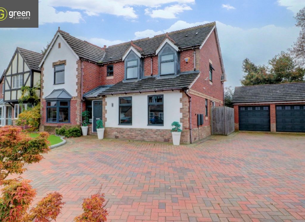 5 bed detached house for sale in Maple Leaf Drive, Marston Green