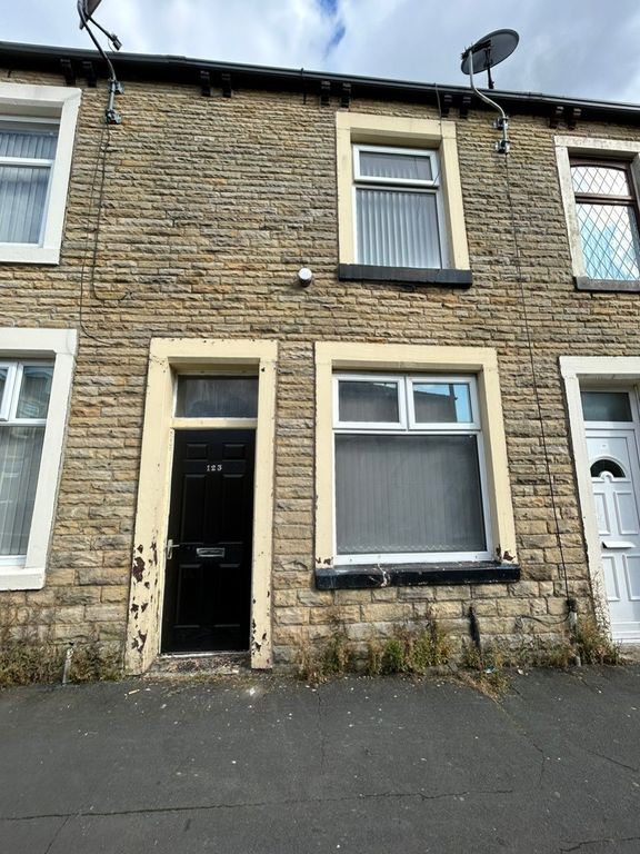 2 bed terraced house to rent in Albert Street, Burnley, Lancashire BB11