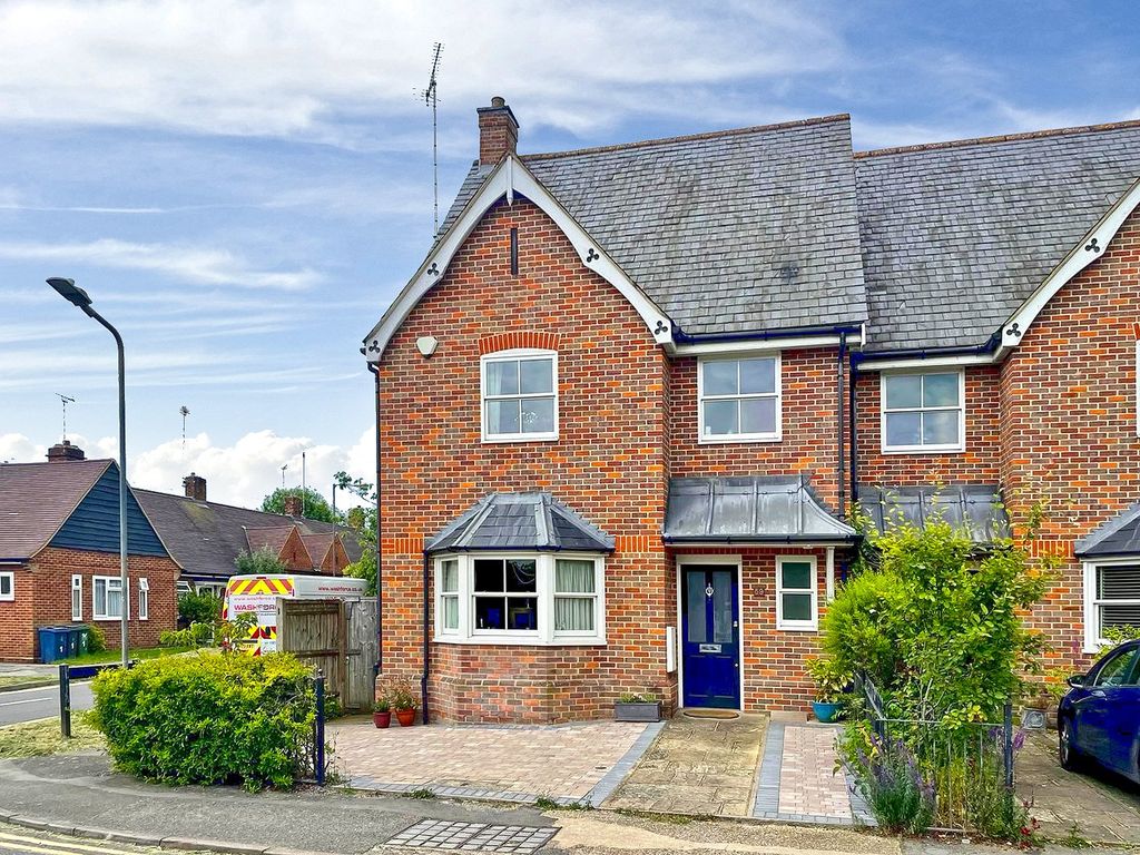 3 bed semidetached house to rent in Cambridge Road, Marlow