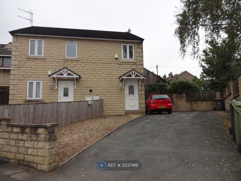2 bed flat to rent in Mount Street, Cowlersley, Huddersfield HD4, £620