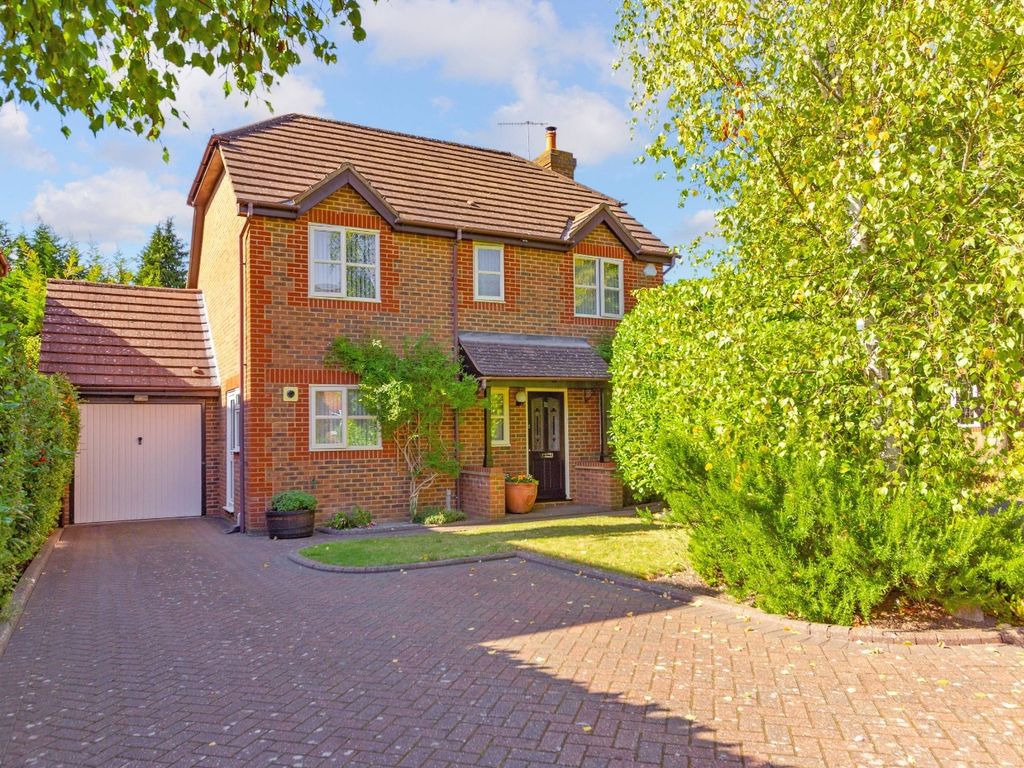 4 bed detached house for sale in Greenside Park, Luton, Bedfordshire