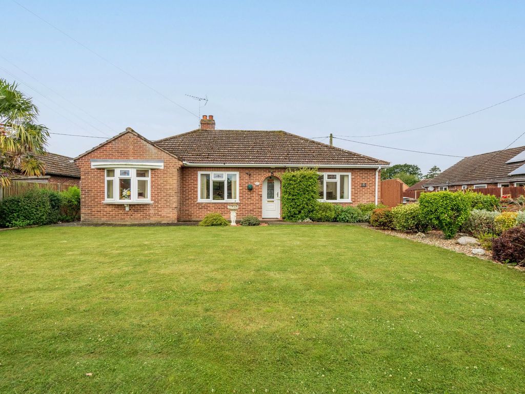 3 bed detached bungalow for sale in Yaxham Road, Dereham NR19, £335,000