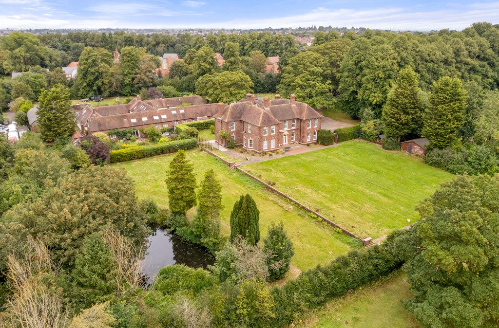 8 bed detached house for sale in Watling Street, Hinckley LE10, £