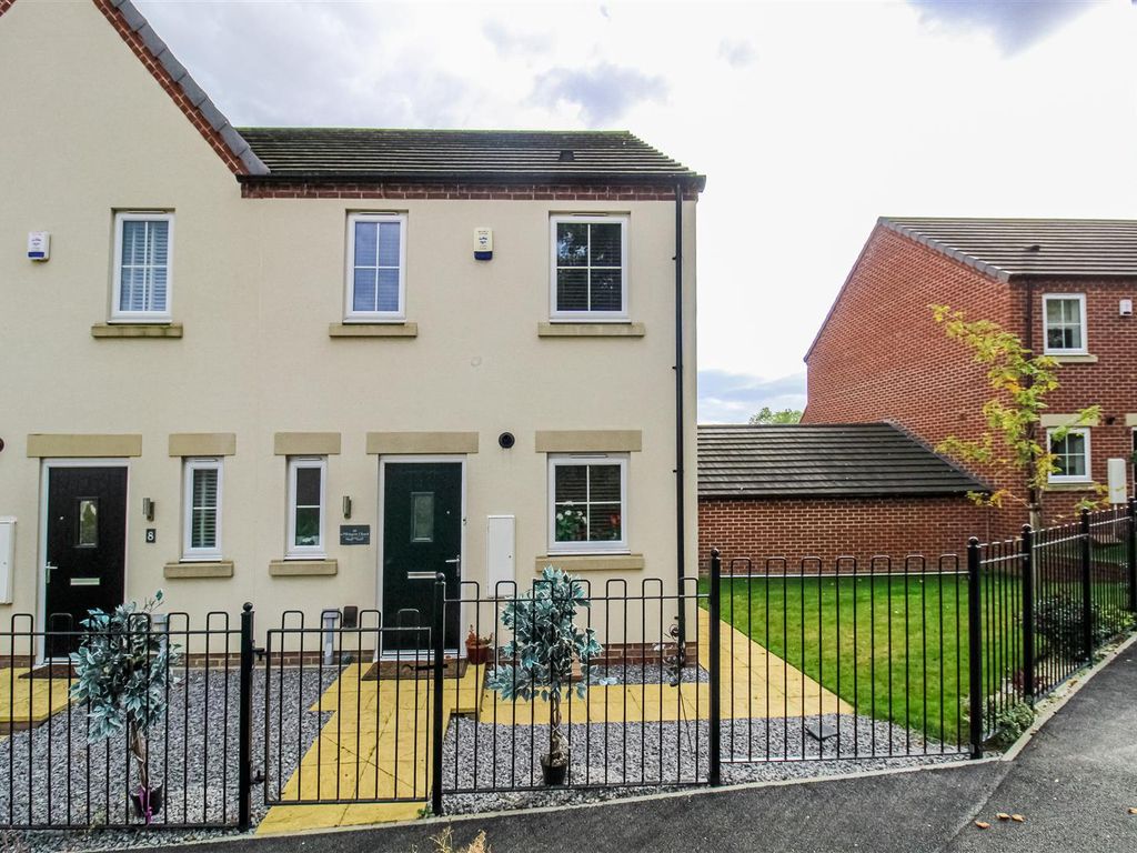 2 bed semidetached house for sale in Pilkington Close, Wakefield WF1