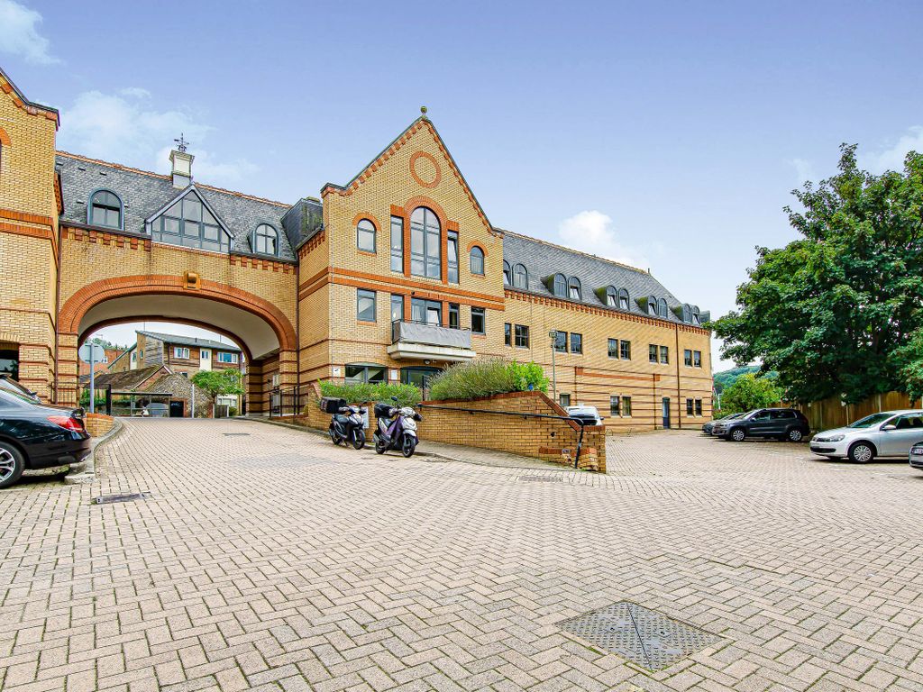 2 bed flat for sale in Whyteleafe Hill, Whyteleafe, ., Surrey CR3 Zoopla