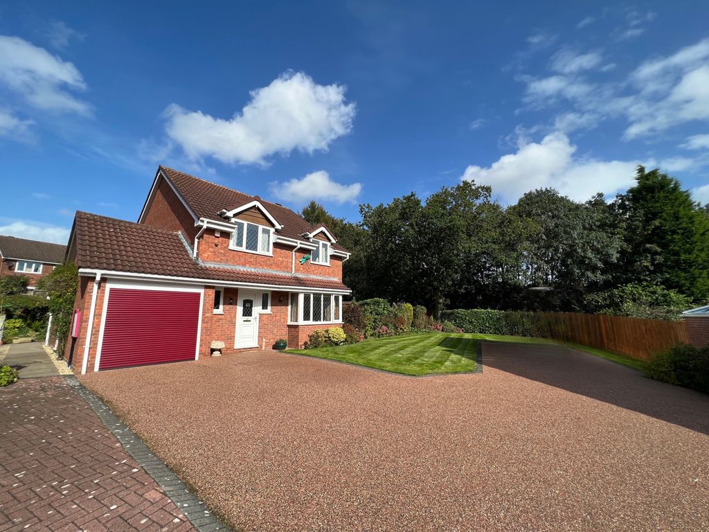 4 bed detached house for sale in Gough Close, Priorslee, Telford TF2, £