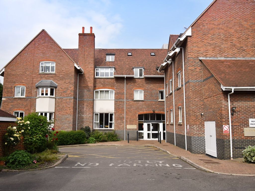 2 bed property to rent in Bridge Street, WaltonOnThames KT12, £1,350