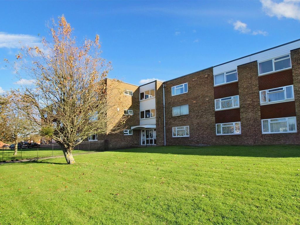 1 bed flat for sale in Long Meadow, Aylesbury HP21, £125,000 Zoopla