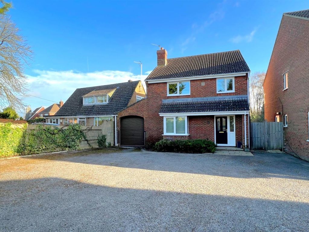 4 bed detached house for sale in Roman Road, Basingstoke RG23, £590,000