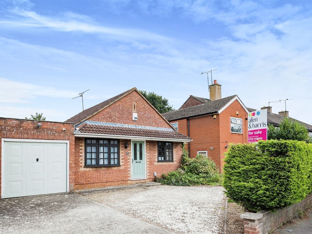 2 bed detached bungalow for sale in Derwent Drive, Swindon SN2, £