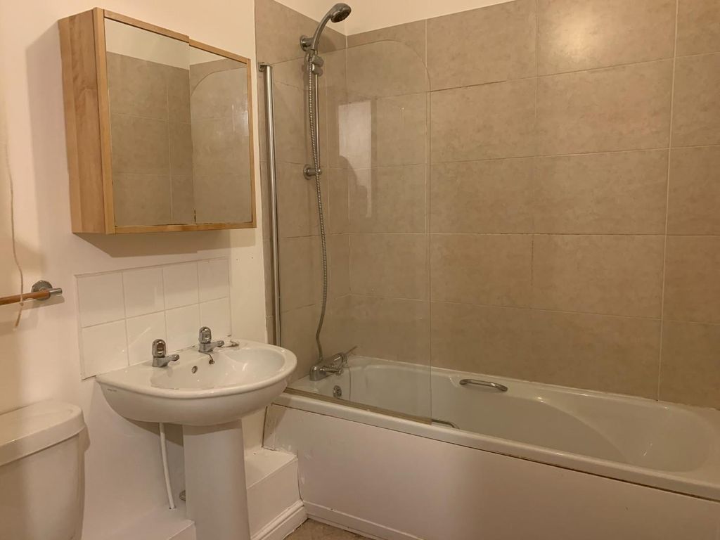 2 bed flat to rent in Thorntree Drive, Whitley Bay NE25, £695 pcm Zoopla