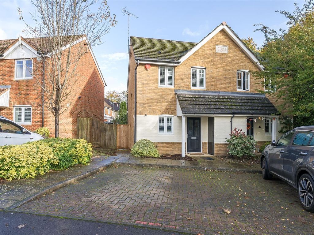 3 bed semidetached house for sale in Badgers Rise, Woodley, Reading