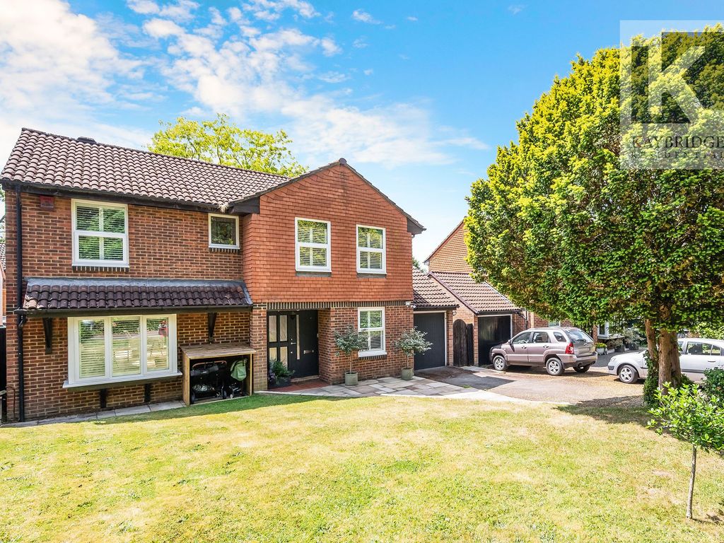 4 bed detached house for sale in Grafton Close, Worcester Park KT4, £