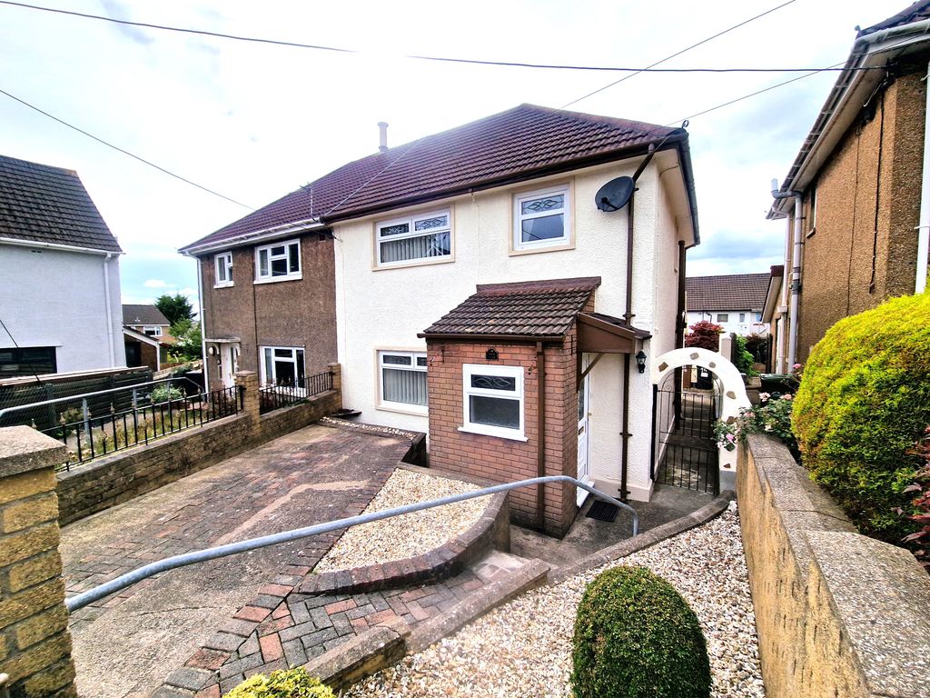 3 bed semidetached house for sale in Farm Close, Blackwood NP12, £