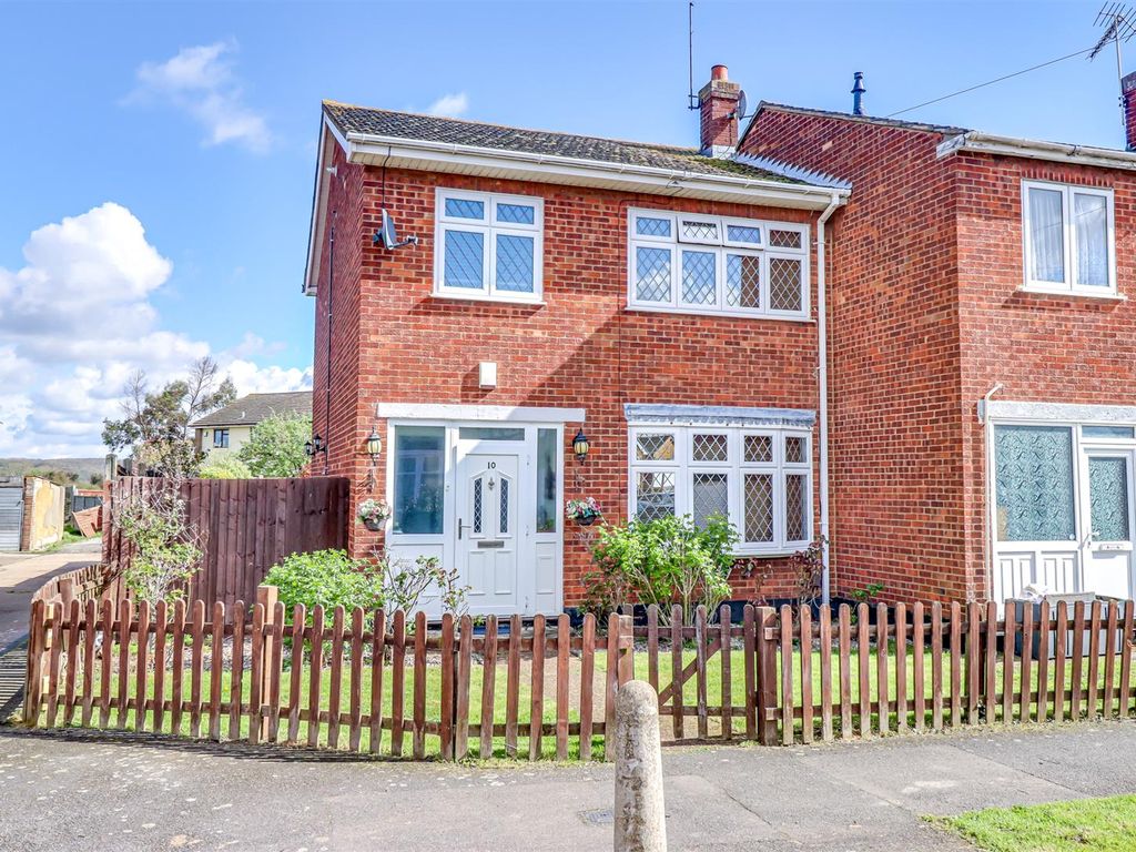 3 bed end terrace house for sale in St. Peters Road, Canvey Island SS8