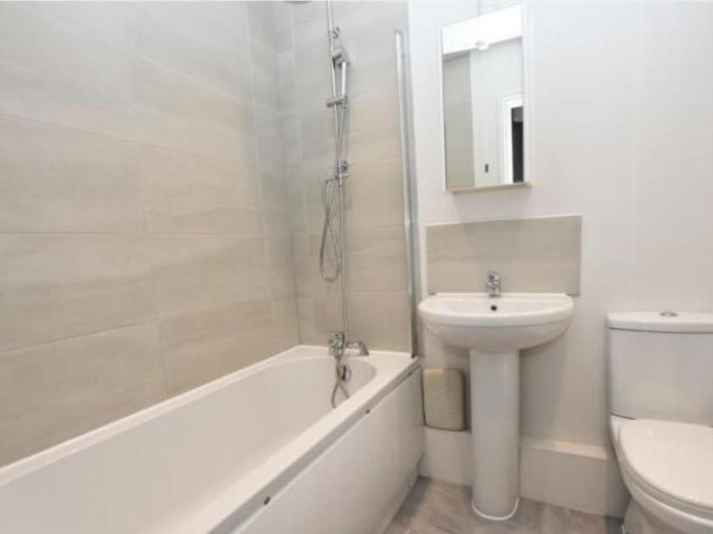 2 bed property to rent in Inchbonnie Road, South Woodham Ferrers