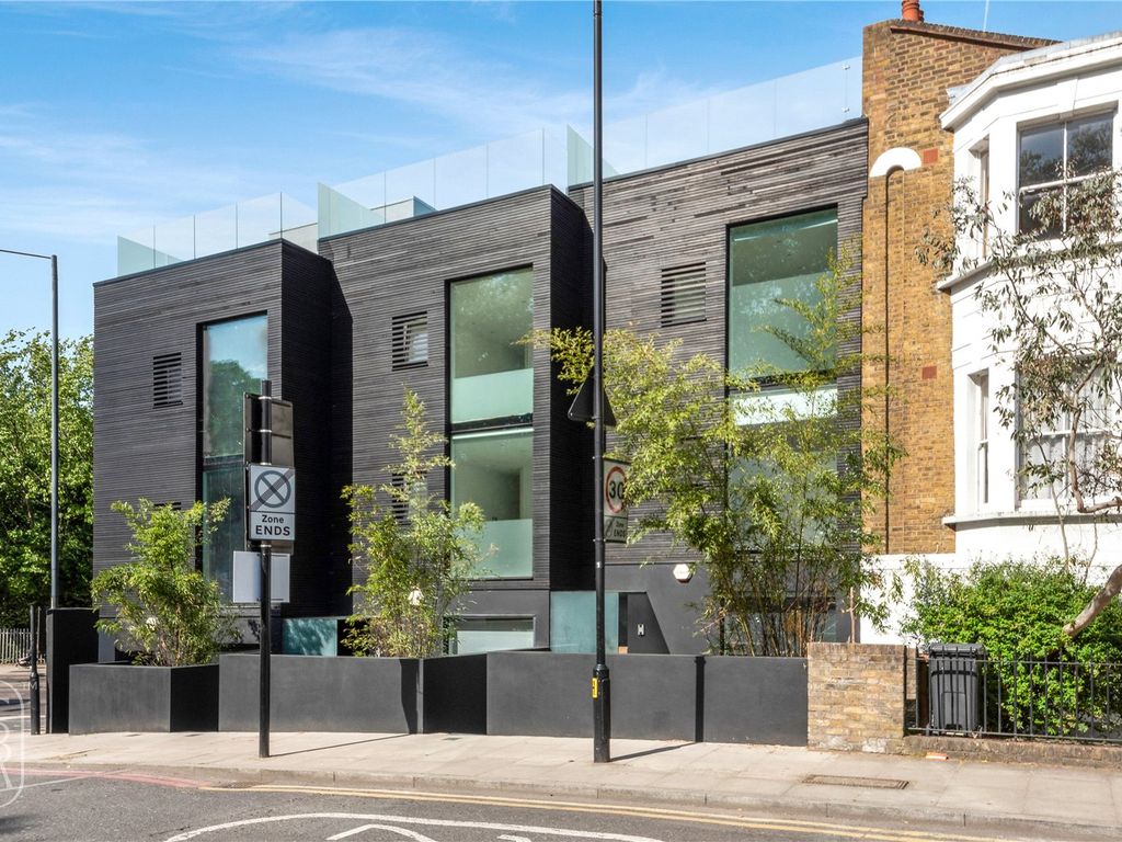 4 bed end terrace house to rent in Cadogan Terrace, London E9, £4,250