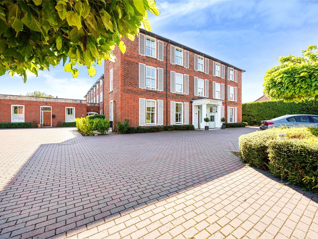 2 bed flat for sale in Ripley, Surrey GU23, £375,000 Zoopla