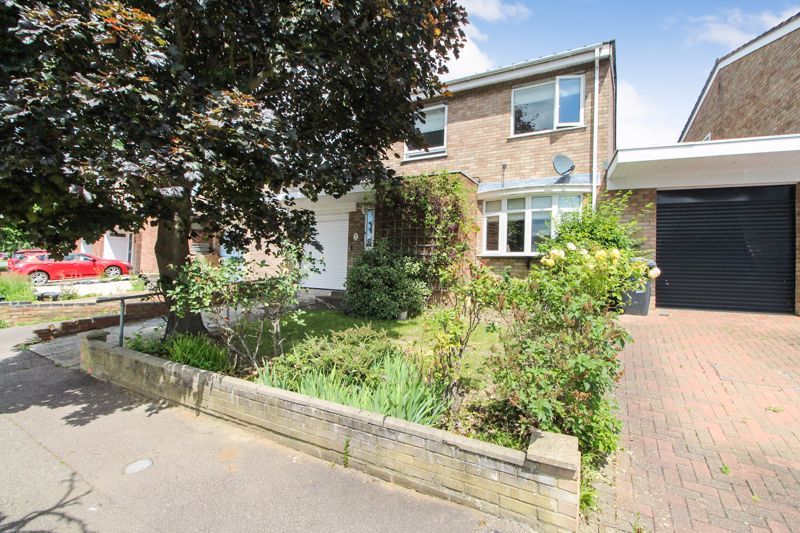 4 bed detached house for sale in Arundel Drive, Bedford MK41, £450,000