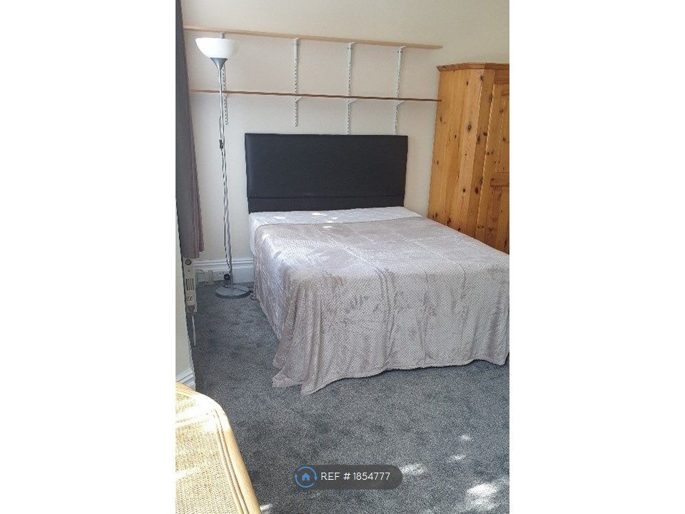 Studio to rent in County House, Swindon SN1, £800 pcm Zoopla