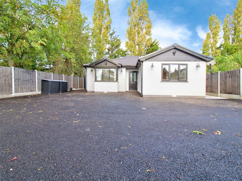 3 bed detached bungalow for sale in Lambs Lane South, Rainham RM13, £